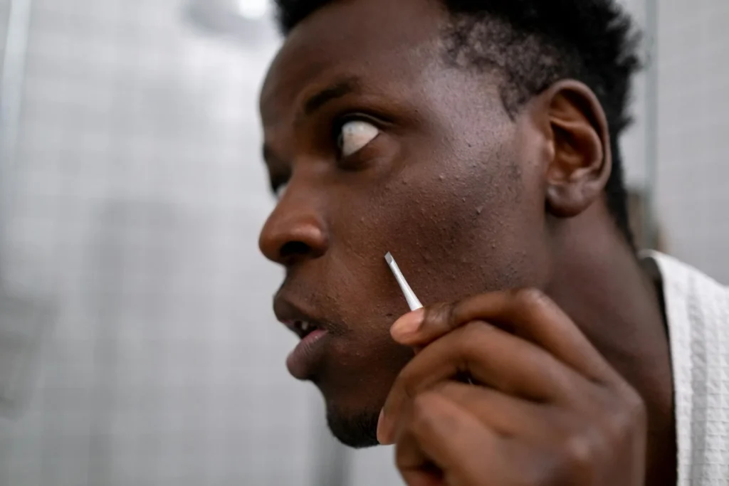 homme qui s'épile le visage